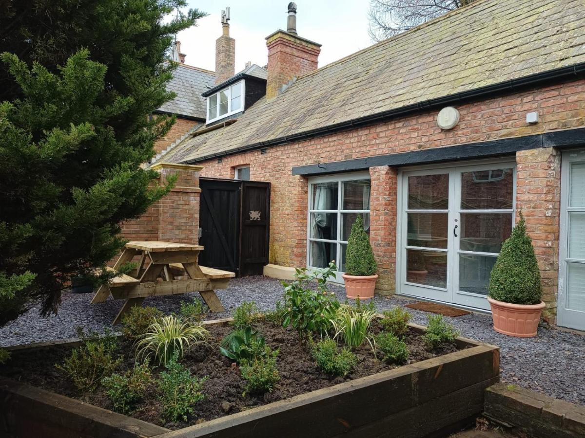 The West Wing At Eriviat Hall Hot Tub Henllan  Exteriör bild