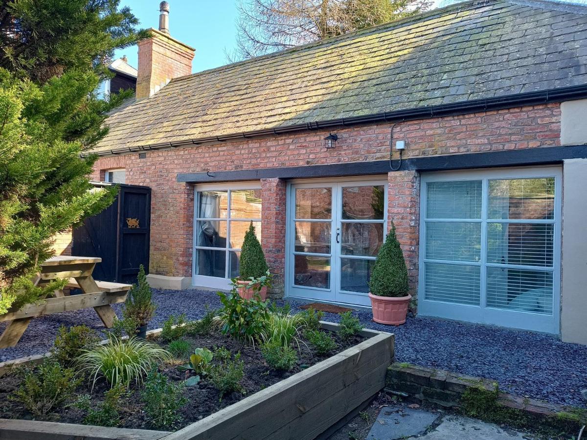 The West Wing At Eriviat Hall Hot Tub Henllan  Exteriör bild