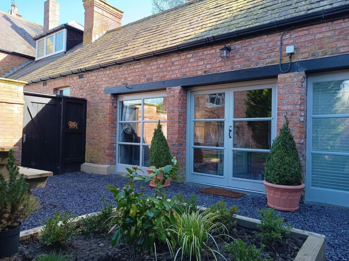 The West Wing At Eriviat Hall Hot Tub Henllan  Exteriör bild