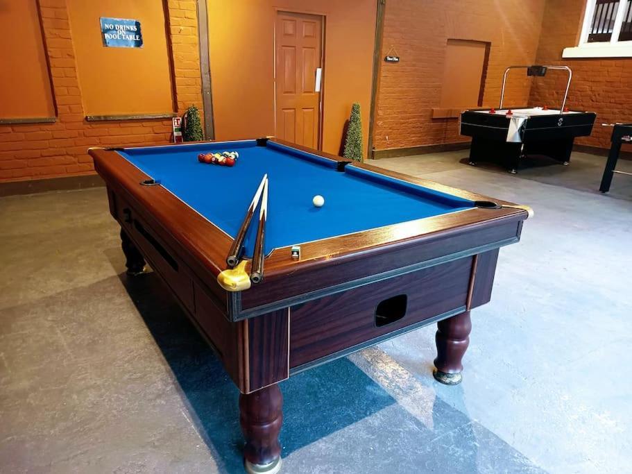 The West Wing At Eriviat Hall Hot Tub Henllan  Exteriör bild